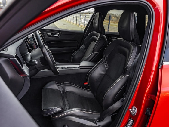 Volvo XC 60 cena 125900 przebieg: 133628, rok produkcji 2018 z Recz małe 781
